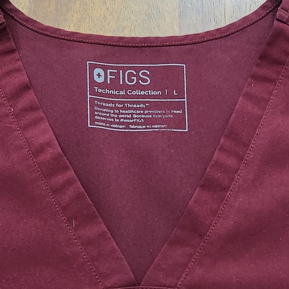 FIGS Scrubs Casma Three-Pocket Top V- Neck Burgundy  Technical Collection L - Picture 5 of 9
